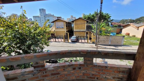 LINDO SOBRADO LOCALIZADO A 500 METROS DA PRAIA DE BOMBAS