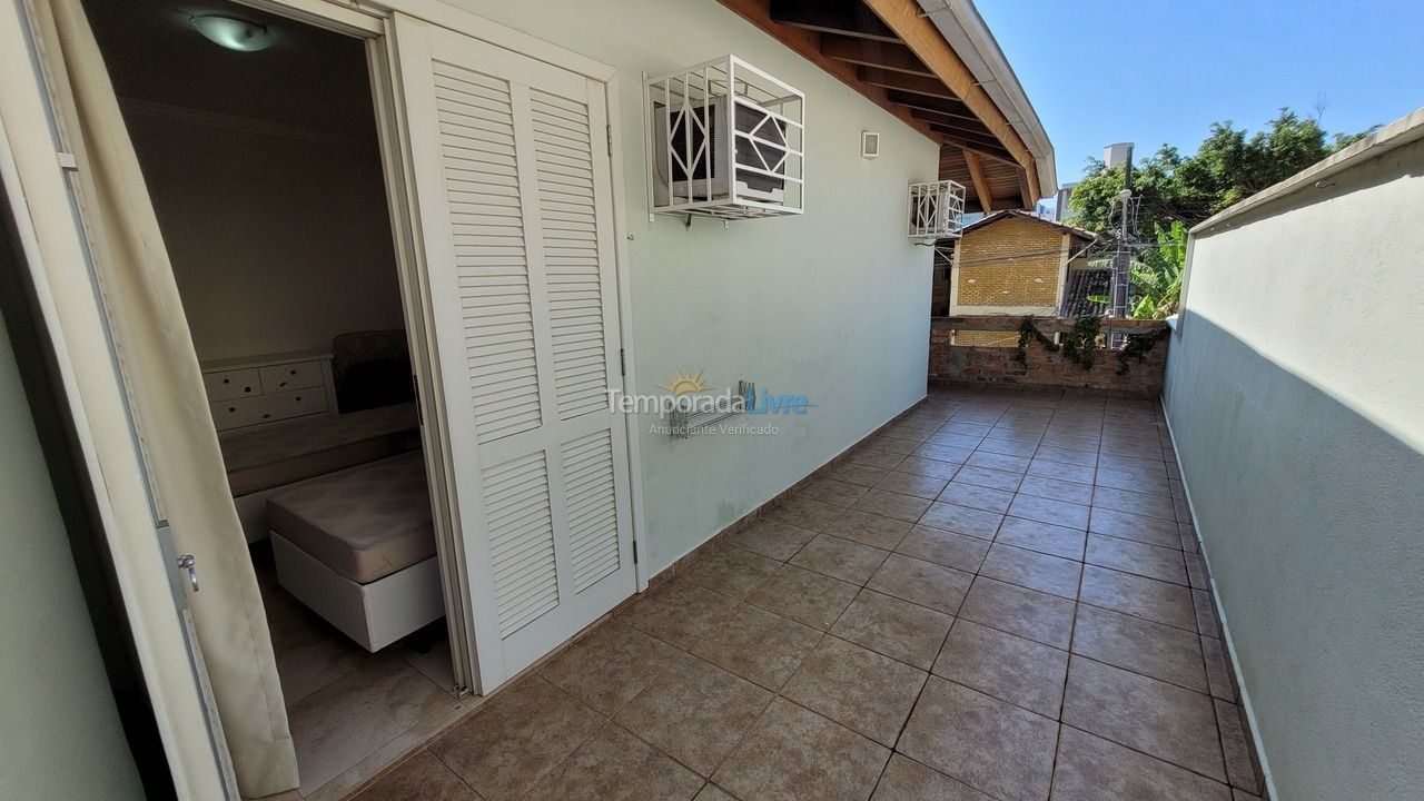 Casa para aluguel de temporada em Bombinhas (Praia de Bombas)
