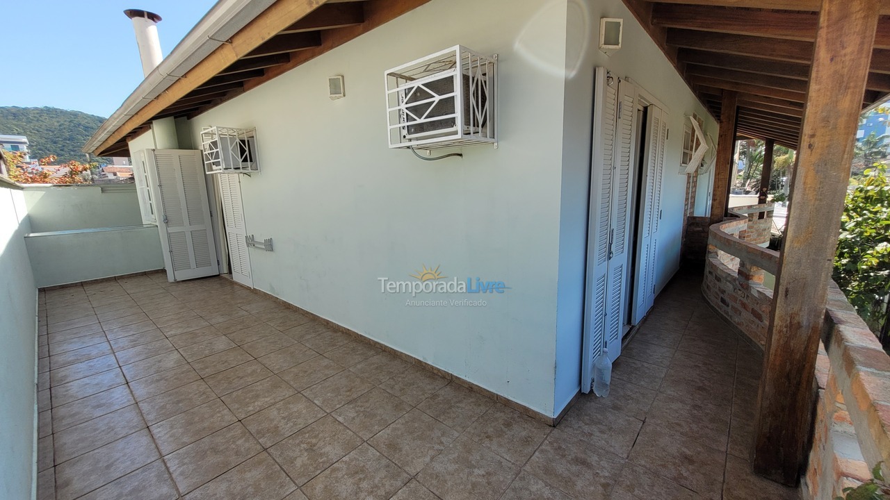 Casa para aluguel de temporada em Bombinhas (Praia de Bombas)
