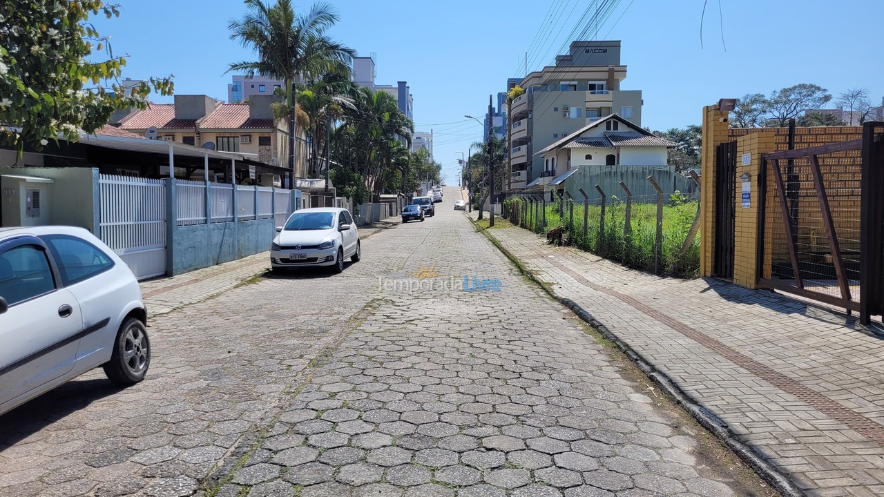 Casa para aluguel de temporada em Bombinhas (Praia de Bombas)
