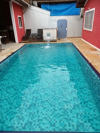 Tu casa en la costa con piscina y cerca de la playa. Ven a disfrutar.