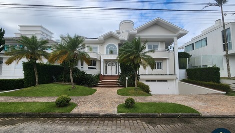 Great house for the season in Jurerê Internacional