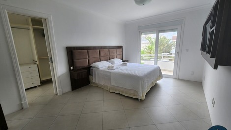 Great house for the season in Jurerê Internacional