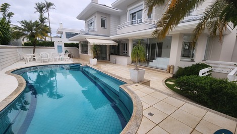 Great house for the season in Jurerê Internacional