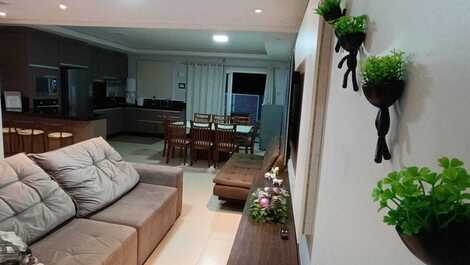 Casa adosada de alto estándar 04 dormitorios!