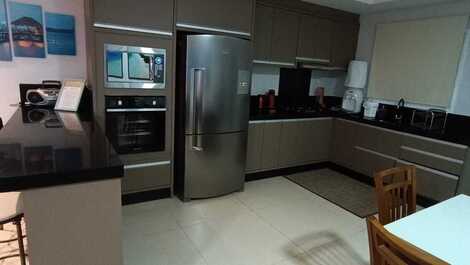 Casa adosada de alto estándar 04 dormitorios!