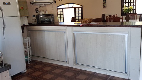 Cozinha  equipada com fogão,  micro-ondas,  geladeira, freezer, cafeteira armários  com todos  os utensílios  necessários 