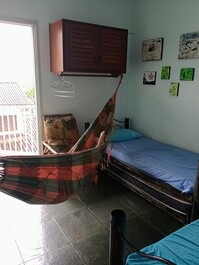 Quarto com 2 camas solteiro e 1 cama auxiliar e rede (com ventilador de teto potente)