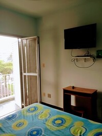 Quarto suíte com tv (com ventilador de teto potente)