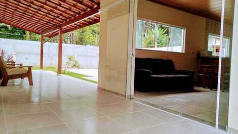 Área externa de frente pra entrada principal