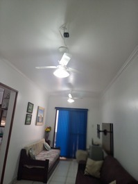 Sala com camara para porta central