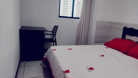 Quarto com mesa de escritório 