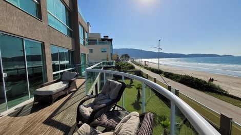 Apartamento frente al mar en Bombas con capacidad para 8 personas.