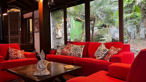 A LOT OF CHARM AND PRIVACY IN THE SAFEST CONDOMINIUM IN BARRA