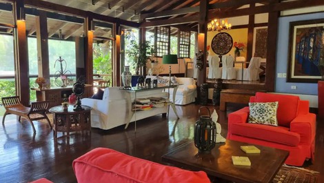 A LOT OF CHARM AND PRIVACY IN THE SAFEST CONDOMINIUM IN BARRA