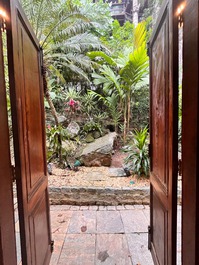 A LOT OF CHARM AND PRIVACY IN THE SAFEST CONDOMINIUM IN BARRA