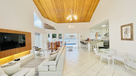 Gated Condominium with 3 Suites, Air Conditioning, Wi-Fi and Leisure