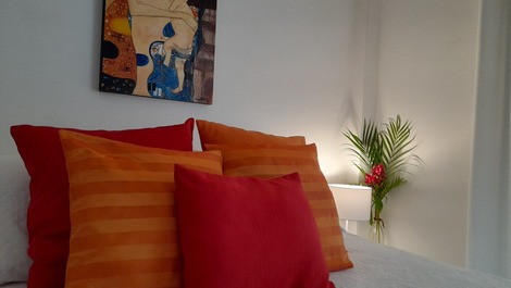 Quadros de klimt ,feitos pelo proprietário,  que representam o amor