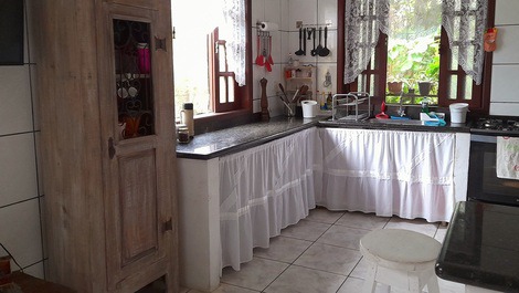 2-suite house 50m from the sea in 1200m2 of private garden/7 people//AC