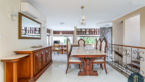 Rustic style mansion in Jurerê