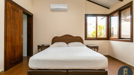 Rustic style mansion in Jurerê