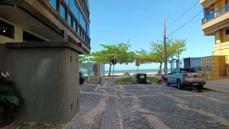 3 bedrooms, 1 suite, sea front