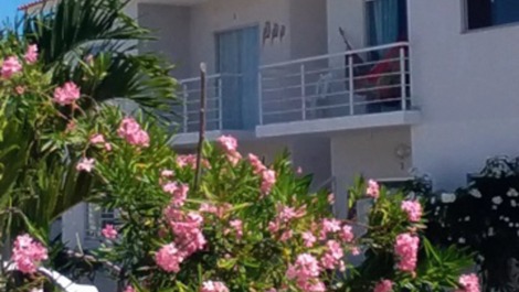 Ótimo apto de 2/4 na praia de Taperapuã, Porto Seguro - BA.