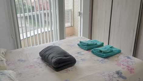 Dormitório suíte com sacada para rua