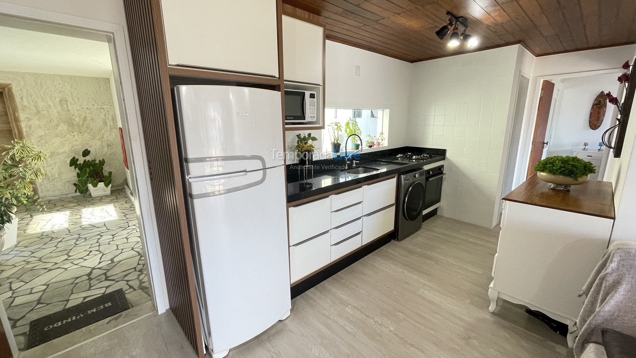 Apartamento para aluguel de temporada em Florianópolis (Praia Brava)
