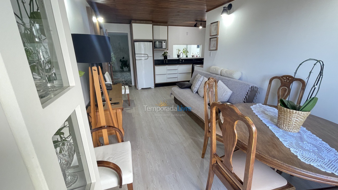 Apartamento para aluguel de temporada em Florianópolis (Praia Brava)