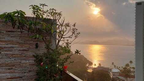 Cobertura Guaruja,80 mts da praia,Ar cond.Wifi. 2 vagas.Serv.praia.