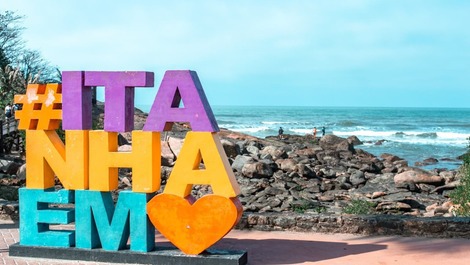 Casa em condomínio fechado com Piscina e Churrasqueira Privativa 🌴