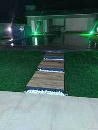 Vista a noite da varanda p área da churrasqueira 