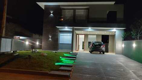 Vista frontal da casa a noite 