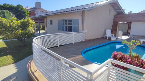 Casa con piscina y 04 habitaciones (todas con aire acondicionado), a 300 m de la playa.