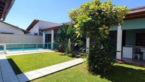 Excellent house with 04 bedrooms and pool, 250m from the beach