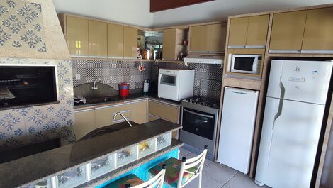 Excellent house with 04 bedrooms and pool, 250m from the beach