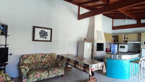 Excellent house with 04 bedrooms and pool, 250m from the beach