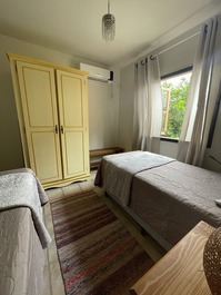 Quarto 1: térreo com duas camas do tipo box, nunca usadas, excelentes, da marca anjos.