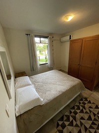 Quarto 2: térreo, com cama box casal e ar condicionado. 