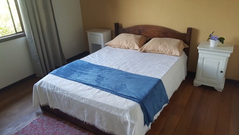 Quarto 3: suite andar superior com estúdio em anexo. 