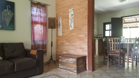 Luminária de pé e baú na sala.