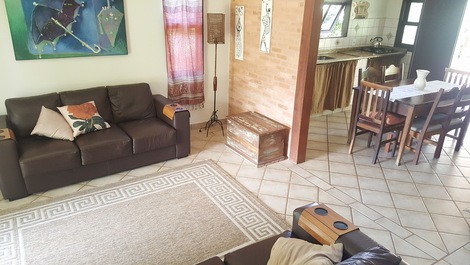 Sala e cozinha conjugadas.