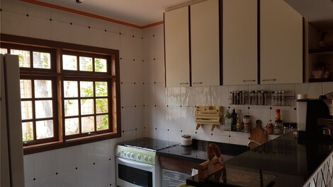 UBATUBA 5 SUITES CON AIRE ACONDICIONADO, PISCINA CLIMATIZADA, PLAYA LAGOINHA, CONDOMINIO CERRADO