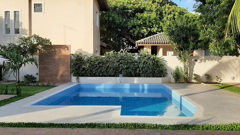 Jardim e piscina privativa.