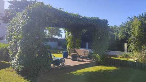 Preciosa casa adosada en urbanización cerrada junto al mar con piscina.