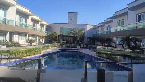 Preciosa casa adosada en urbanización cerrada junto al mar con piscina.