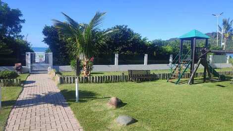 Preciosa casa adosada en urbanización cerrada junto al mar con piscina.
