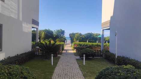 Preciosa casa adosada en urbanización cerrada junto al mar con piscina.