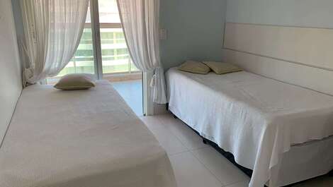 Quarto azul com 2 bicamas (3 pessoas)